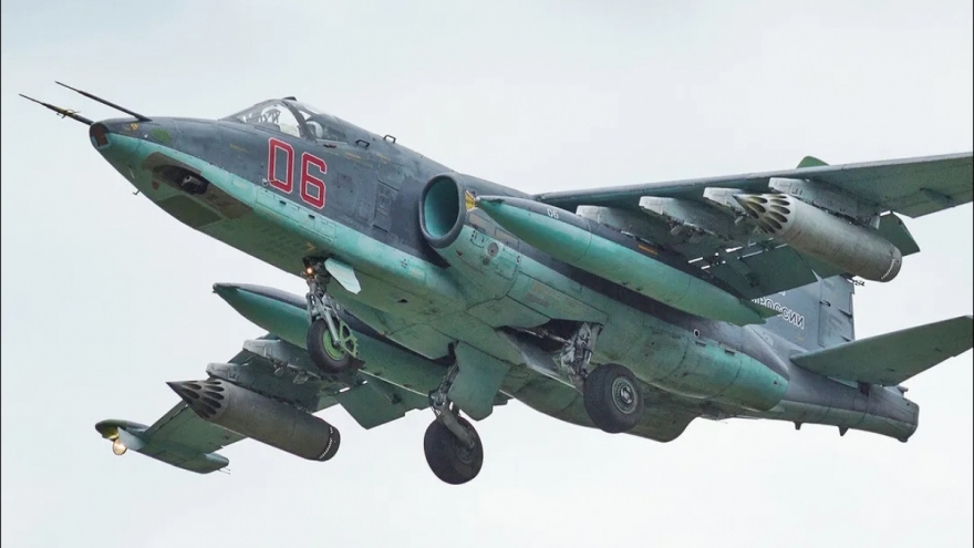 Cường kích Su-25SM của Nga phóng loạt tên lửa phá hủy vũ khí Ukraine
